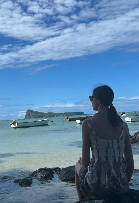 Estelle, créatrice UGC, tenant un smartphone pour filmer un contenu